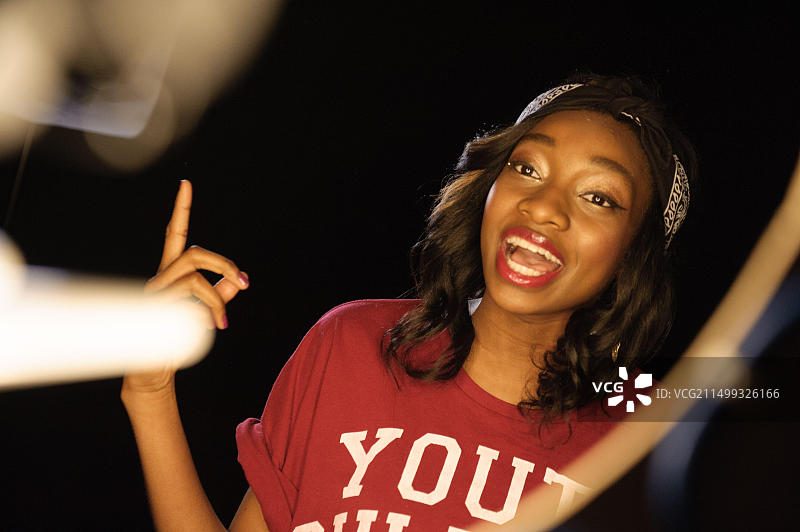 英国女说唱歌手Little Simz在拍摄《Leave It As That》的视频时在钢琴前表演（本名Simbiatu Abisola Abiola Ajikawo）图片素材