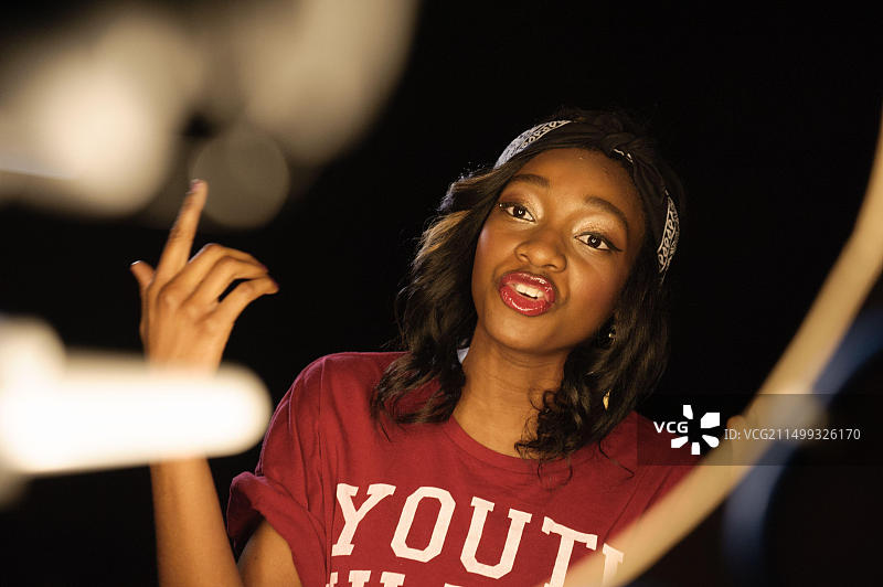 英国女说唱歌手Little Simz在拍摄《Leave It As That》的视频时在钢琴前表演（本名Simbiatu Abisola Abiola Ajikawo）图片素材