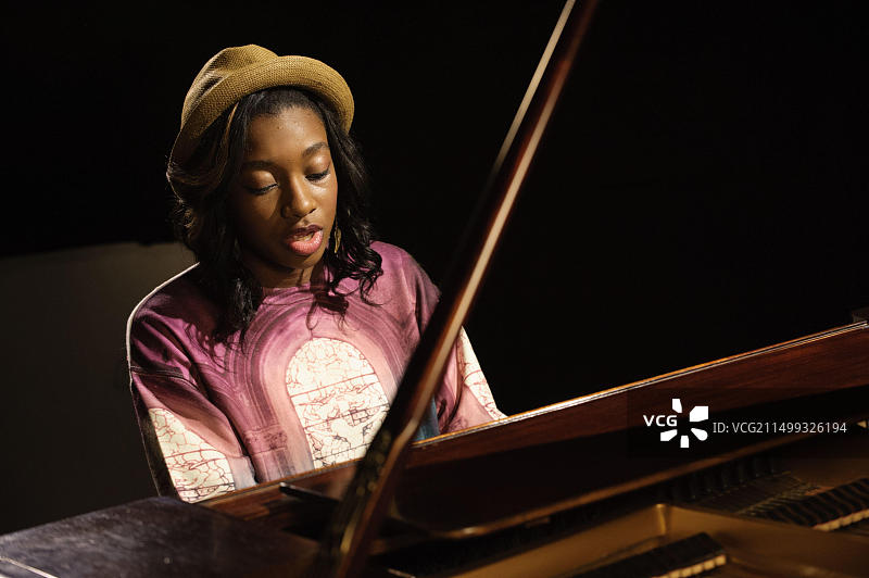 英国女说唱歌手Little Simz在拍摄《Leave It As That》的视频时在钢琴前表演（本名Simbiatu Abisola Abiola Ajikawo）图片素材