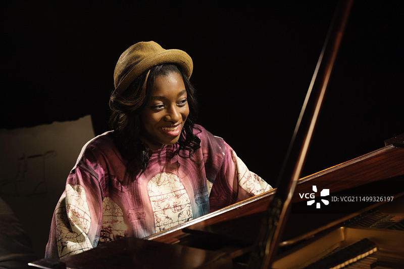 英国女说唱歌手Little Simz在拍摄《Leave It As That》的视频时在钢琴前表演（本名Simbiatu Abisola Abiola Ajikawo）图片素材