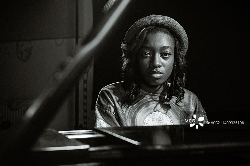 英国女说唱歌手Little Simz在拍摄《Leave It As That》的视频时在钢琴前表演（本名Simbiatu Abisola Abiola Ajikawo）图片素材