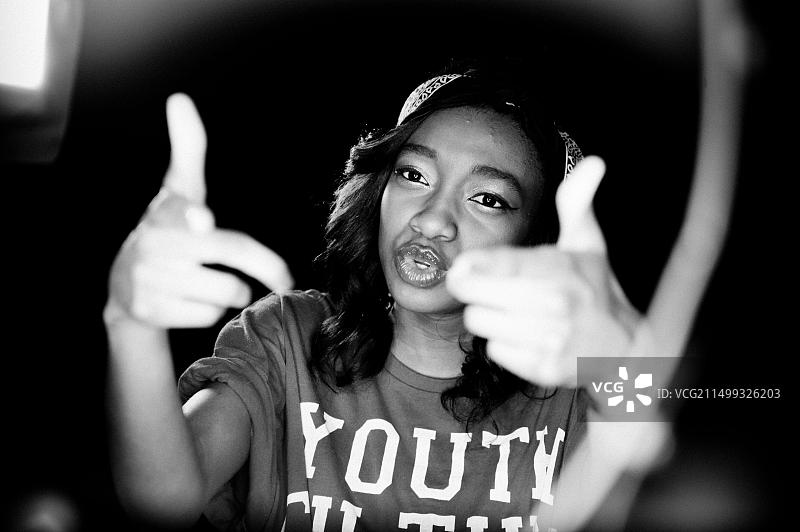 英国女说唱歌手Little Simz在拍摄《Leave It As That》的视频时在钢琴前表演（本名Simbiatu Abisola Abiola Ajikawo）图片素材