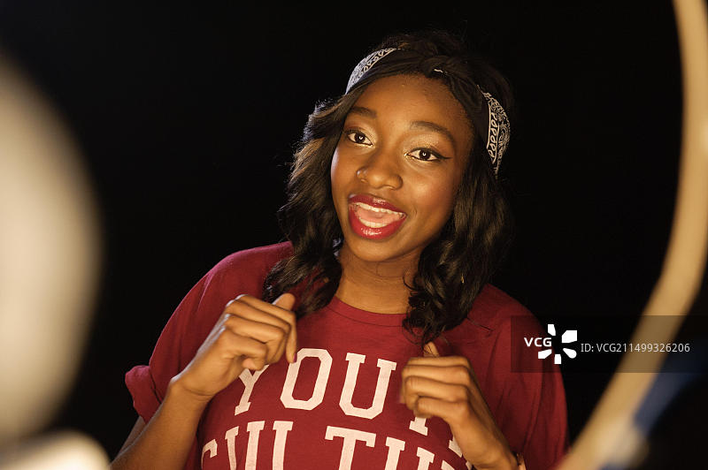 英国女说唱歌手Little Simz在拍摄《Leave It As That》的视频时在钢琴前表演（本名Simbiatu Abisola Abiola Ajikawo）图片素材