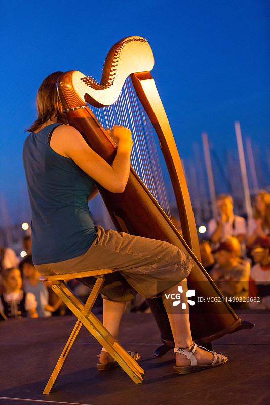 弹奏竖琴的女人图片素材