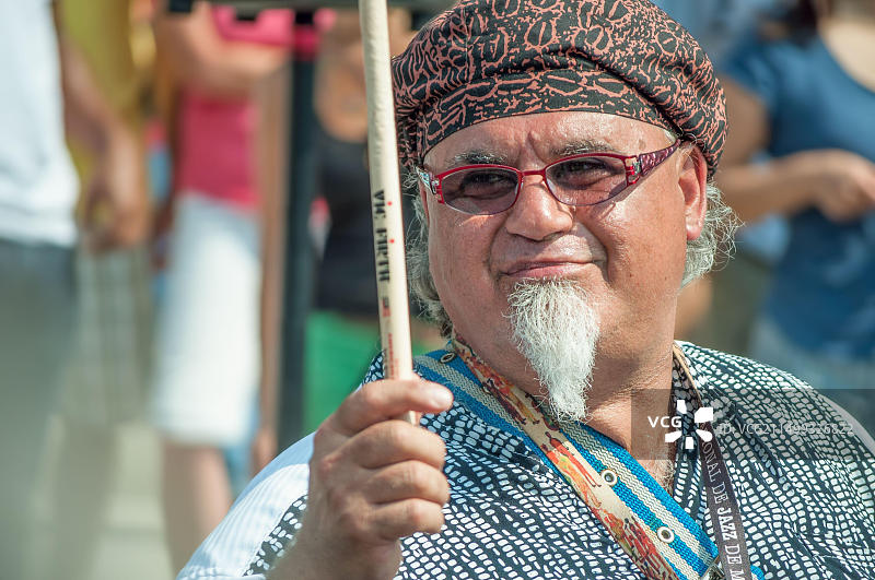 瑞克·沙德拉赫·拉扎尔和他的桑巴舞队在圣克莱尔萨尔萨舞节上表演图片素材