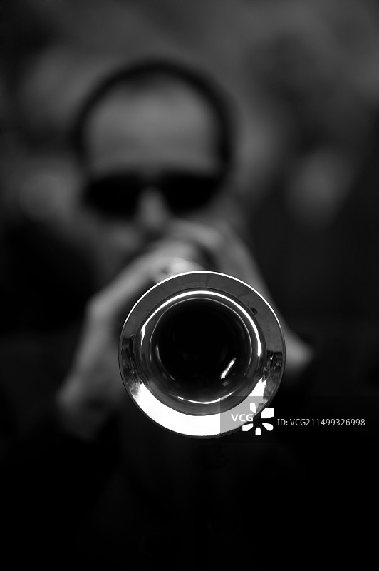 乐器后面的散焦喇叭演奏者（黑白）图片素材