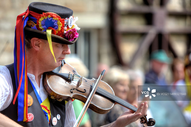 2011年8月20日，在英国萨德尔沃思，小提琴手在拉什卡特仪式上为莫里斯舞者伴奏图片素材