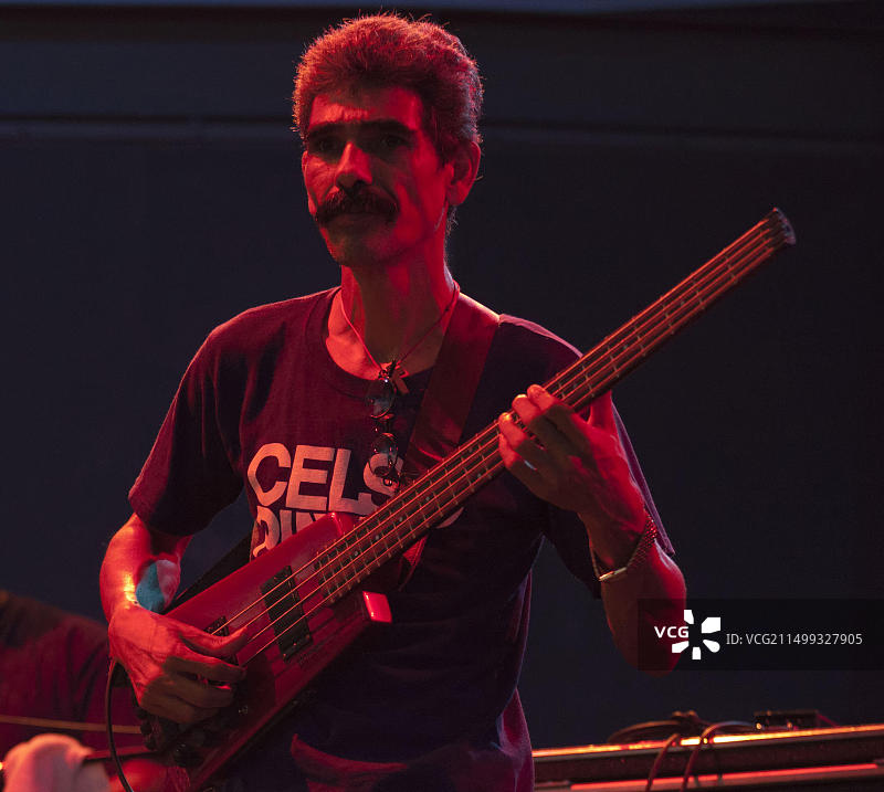 拉洛·皮纳在2011年7月7日墨西哥科拉松舞台上演奏贝斯吉他的特写图片素材