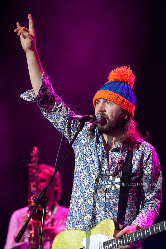 圣彼得堡：谢尔盖·什努罗夫在庆祝“2010年俄罗斯杯冠军”的晚会上表演图片素材