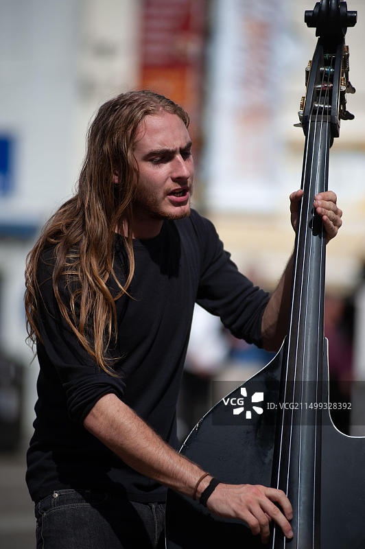 街头卖艺的双贝斯艺人图片素材