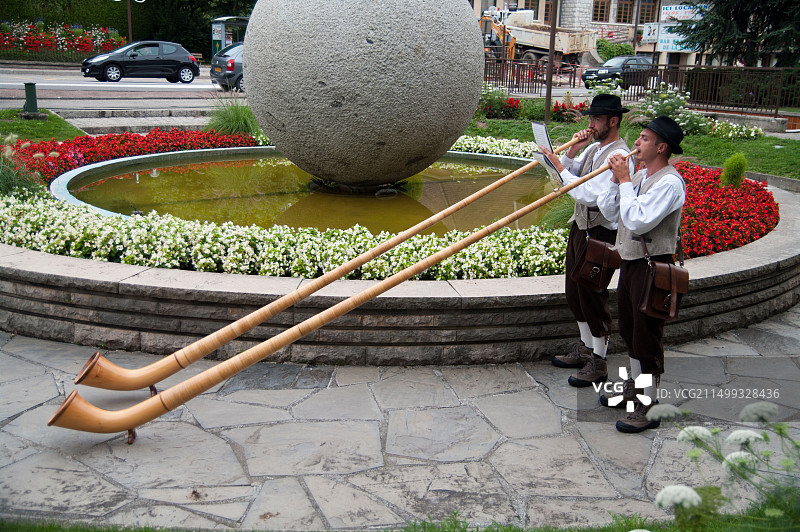 在塞夫里耶演奏阿尔卑斯长号的两位演奏者图片素材