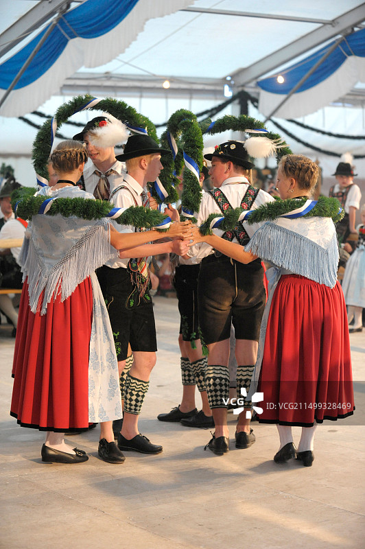 在德国巴伐利亚表演传统舞蹈Schuhplattler的舞者图片素材