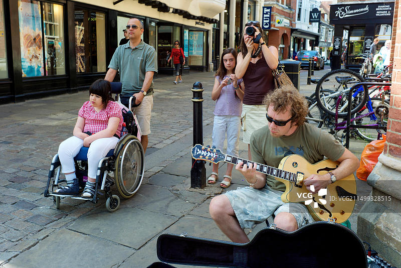游客参观坎特伯雷大教堂图片素材