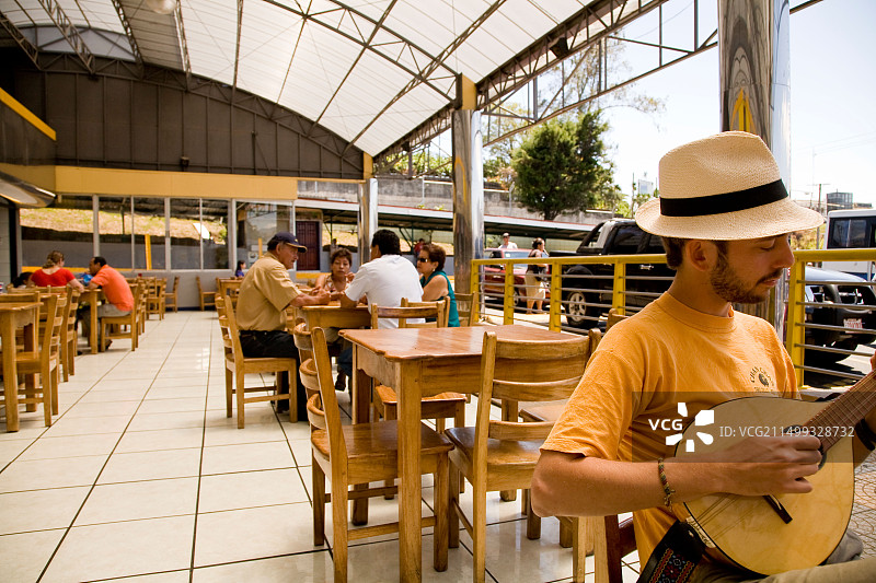 在哥斯达黎加圣何塞演奏曼陀林的青年图片素材