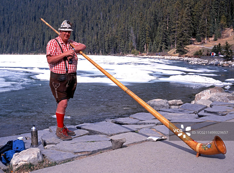 号手站在路易斯湖（班夫国家公园，加拿大艾伯塔省）的冰冻边缘图片素材