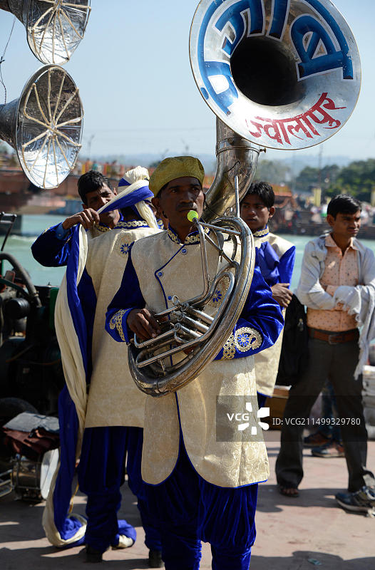 在印度北方邦哈里瓦演奏的音乐家图片素材