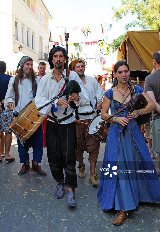 西班牙安达卢西亚加的斯省巴巴特中世纪集市上的中世纪音乐家图片素材