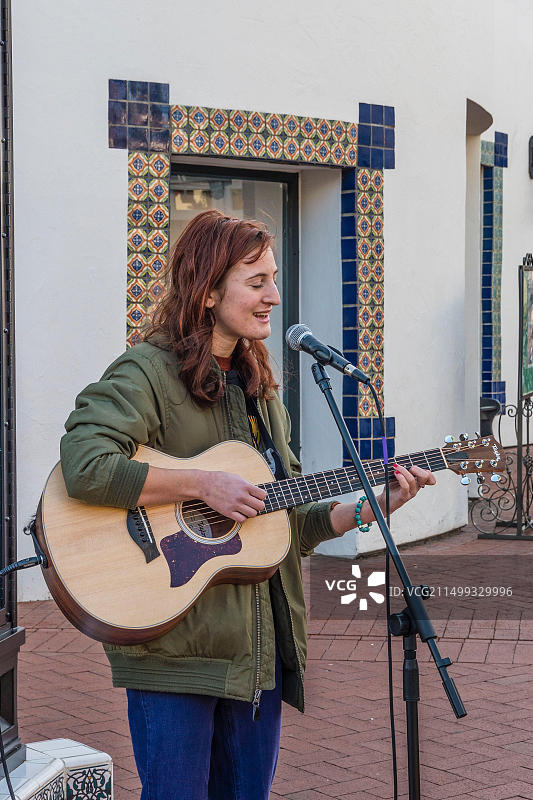 女民间音乐家在户外弹吉他图片素材