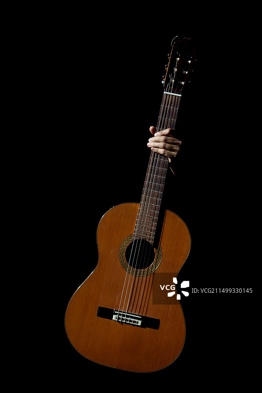 男子在西班牙安达卢西亚加的斯省德尔雷伊镇手持西班牙吉他的姿势图片素材