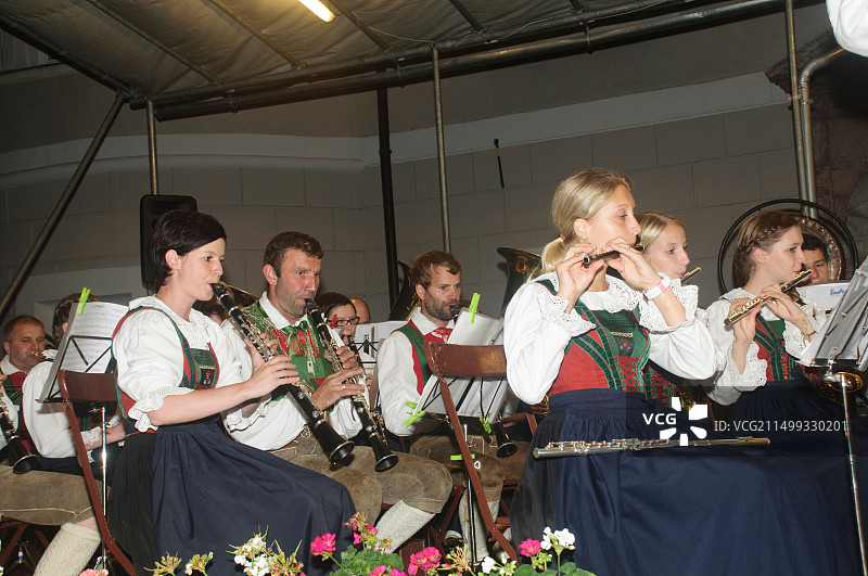 奥地利蒂罗尔州利恩茨：身着传统服装的蒂罗尔音乐家图片素材