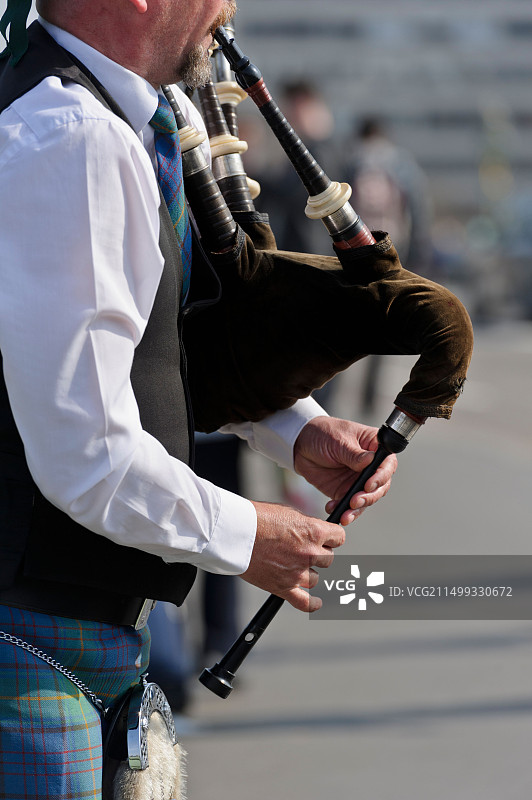 身穿苏格兰短裙吹奏风笛的男子，位于英国伦敦威斯敏斯特桥图片素材