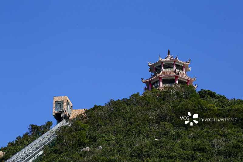 低角度拍摄的东澳岛蜜月阁图片素材