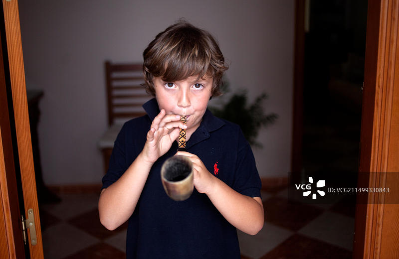在西班牙安达卢西亚加迪斯山脉的埃尔加斯托，男孩演奏着加斯托雷尼亚管图片素材