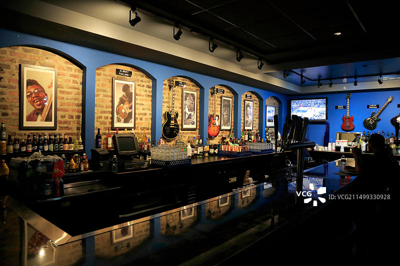 Buddy Guy's Legends蓝调俱乐部的酒吧，装饰着吉他和蓝调音乐家的黑白照片。芝加哥。伊利诺斯州。美国图片素材