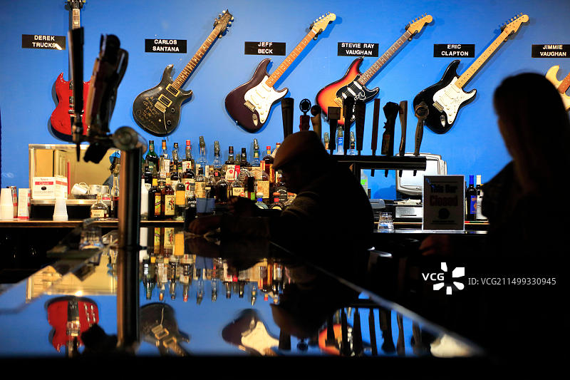 Buddy Guy's Legends蓝调俱乐部的酒吧，装饰着吉他和蓝调音乐家的黑白照片。芝加哥。伊利诺斯州。美国图片素材