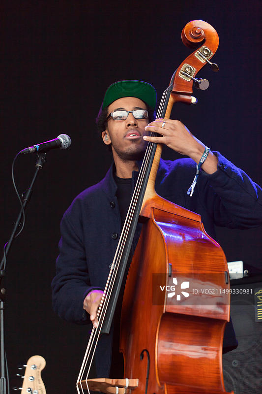 卡尔·拉希德·阿贝尔在On Blackheath音乐节主舞台上演奏低音提琴，劳拉·姆武拉乐队成员图片素材
