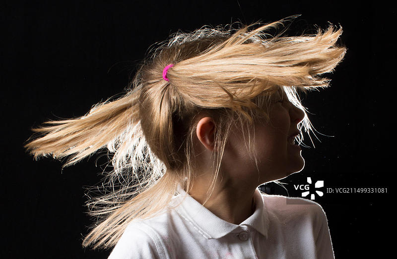 年轻女孩唱歌和弹奏尤克里里的幽默工作室肖像图片素材