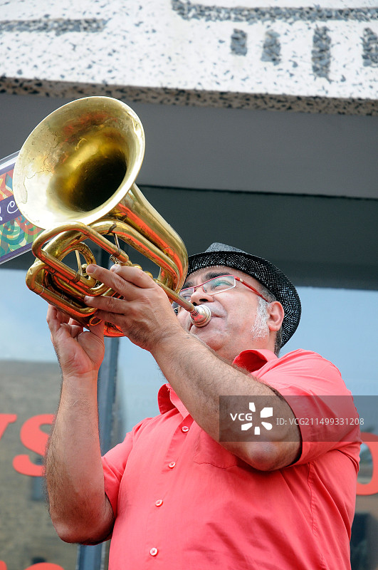 来自巴塞罗那萨瓦德尔乐队的音乐家演奏萨达那舞曲图片素材