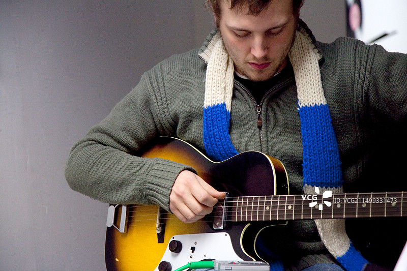 吉他老师在练习室里复习和弦图片素材