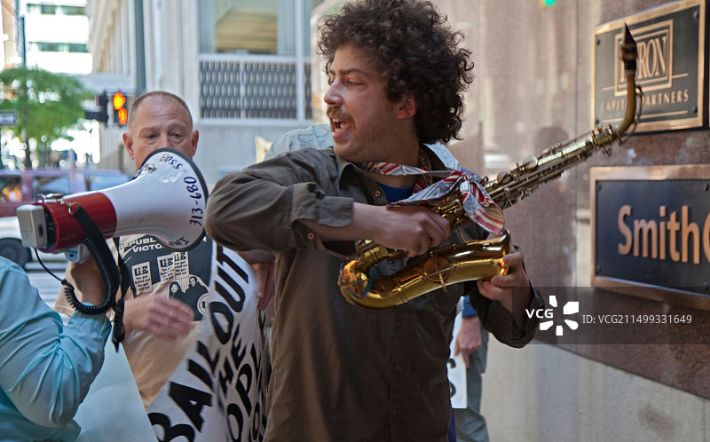 音乐家与示威者之间的冲突图片素材