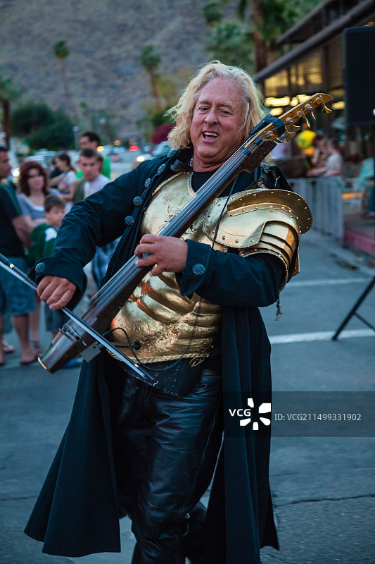 45-50岁街头音乐家身穿金色盔甲在棕榈泉街头集市演奏图片素材