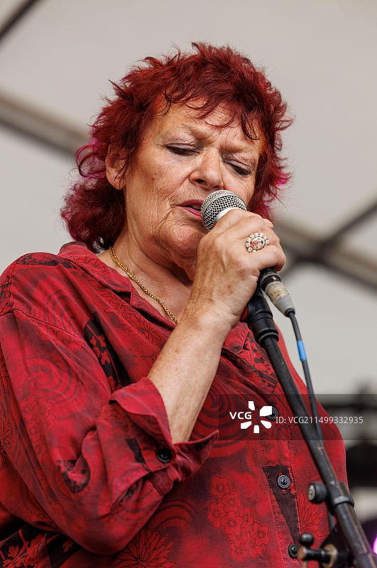 在英国厄普顿布鲁斯音乐节上表演的英国音乐家兼演员Dana Gillespie图片素材