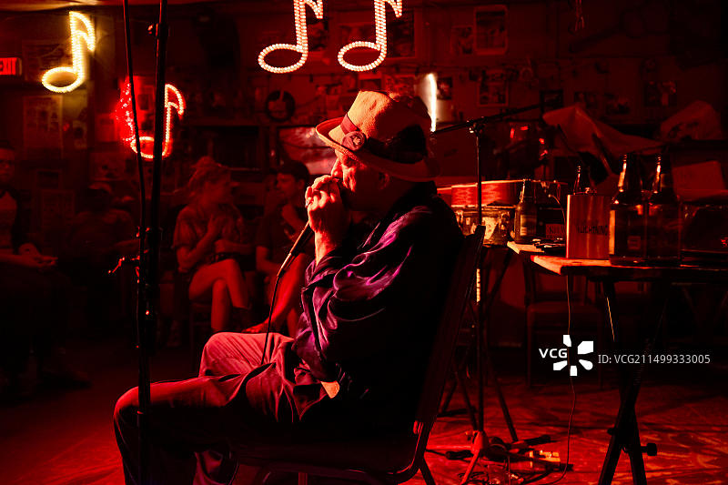 美国密西西比州克拉克斯dale：在Reds Lounge演奏的布鲁斯音乐家图片素材