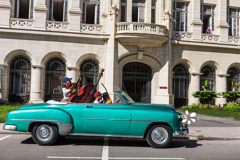 古巴哈瓦那老城区的音乐家和老爷车图片素材