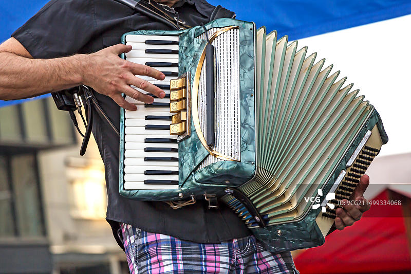 年轻男人演奏手风琴图片素材