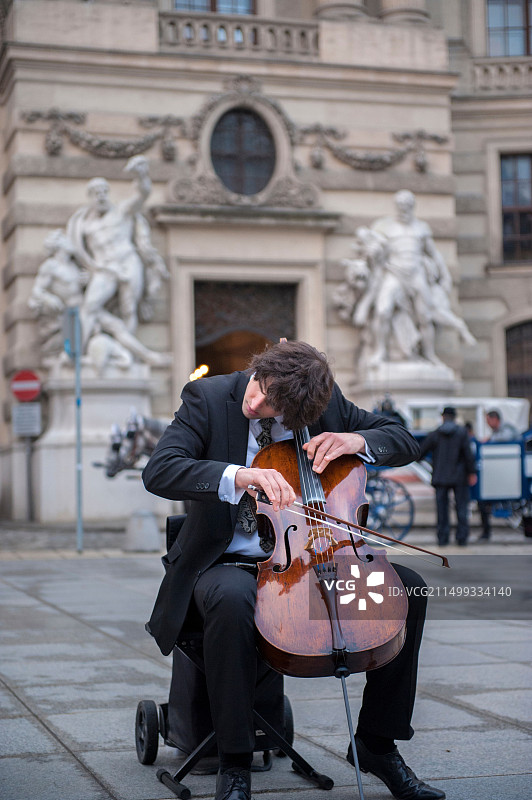 奥地利维也纳霍夫堡宫的街头大提琴音乐家图片素材