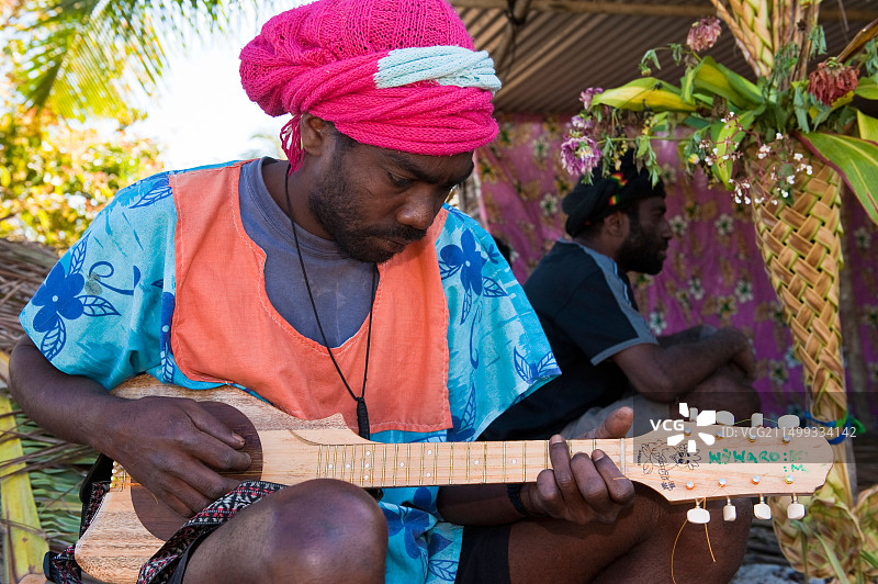 法国新喀里多尼亚洛亚蒂群岛利富岛：年轻的音乐家图片素材