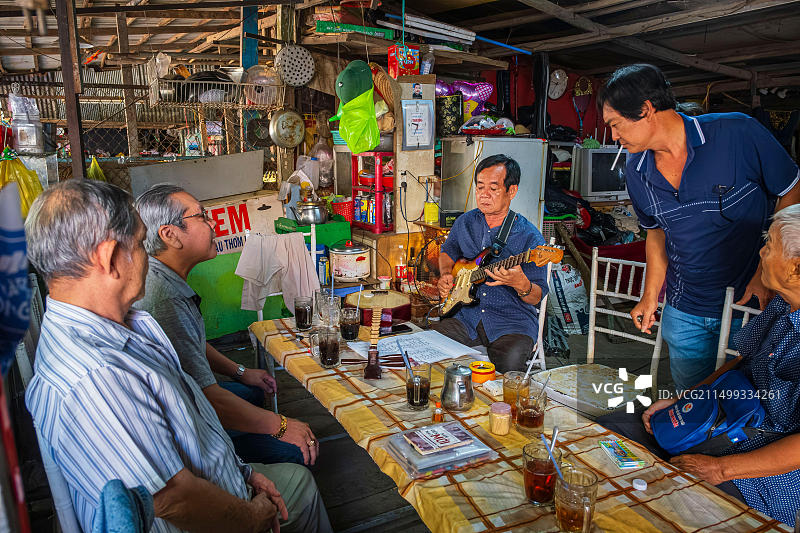 越南湄公河三角洲安江省龙川传统咖啡馆里的音乐家图片素材