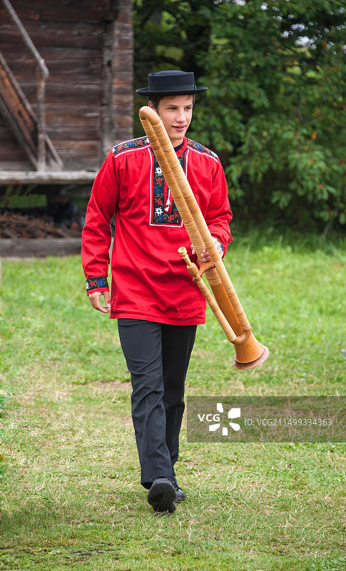 身着传统服饰、演奏布歇尔号角的瑞士音乐家图片素材