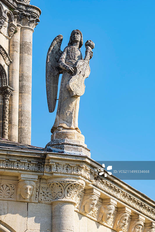 法国上普罗旺斯阿尔卑斯山吕贝隆地区自然公园福卡尔基耶新拜占庭风格的普罗旺斯圣母院小教堂，建于1875年，装饰有音乐天使图片素材