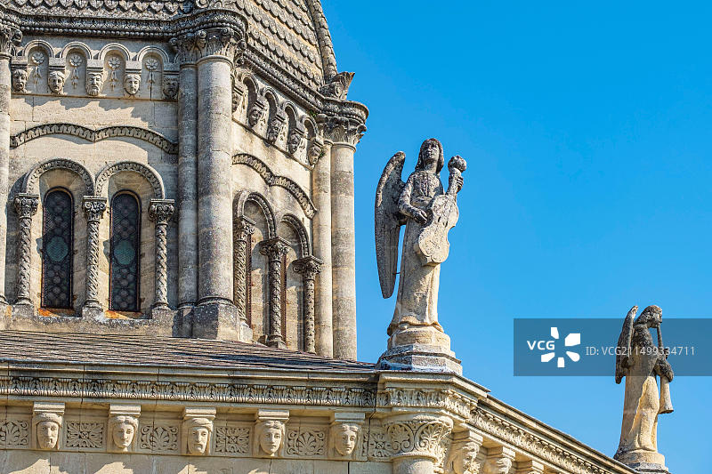 法国上普罗旺斯阿尔卑斯山吕贝隆地区自然公园福卡尔基耶新拜占庭风格的普罗旺斯圣母院小教堂,建于1875年,装饰有音乐天使图片素材