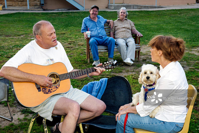 阿肯色州奥扎克山脉石头县山区景色：世界民谣音乐之都，音乐家们聚集，成年男女图片素材