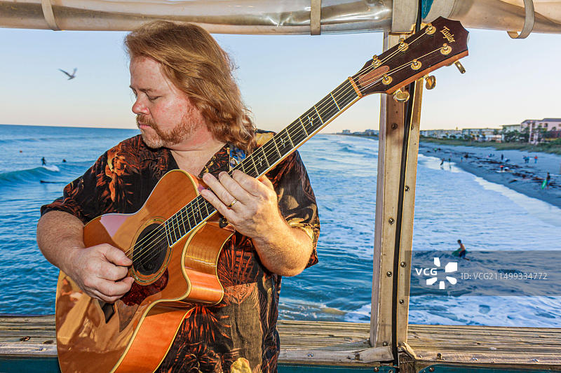 可可海滩佛罗里达，可可海滩码头，大西洋水酒吧酒吧酒廊酒吧，户外，娱乐，男成人，音乐家，演奏，吉他，图片素材