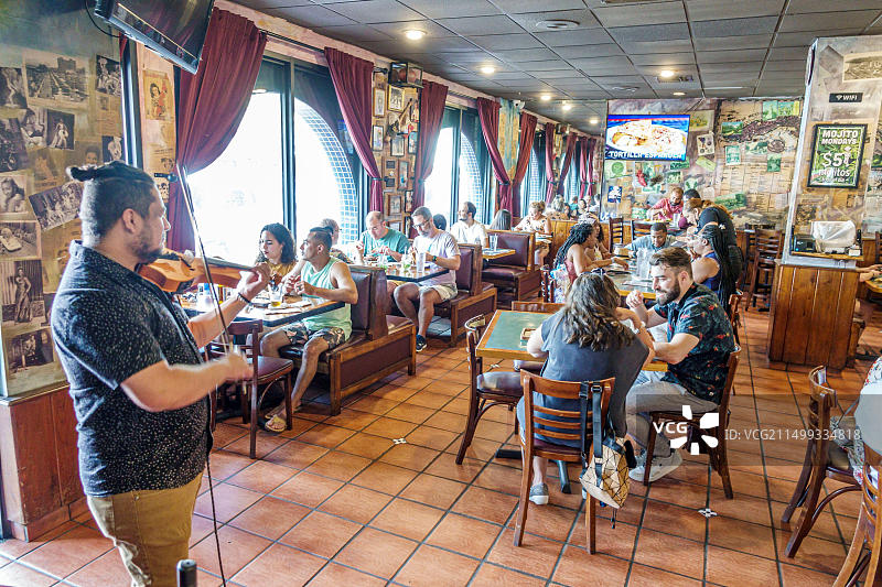 迈阿密小哈瓦那古巴街区餐厅内部小提琴手图片素材