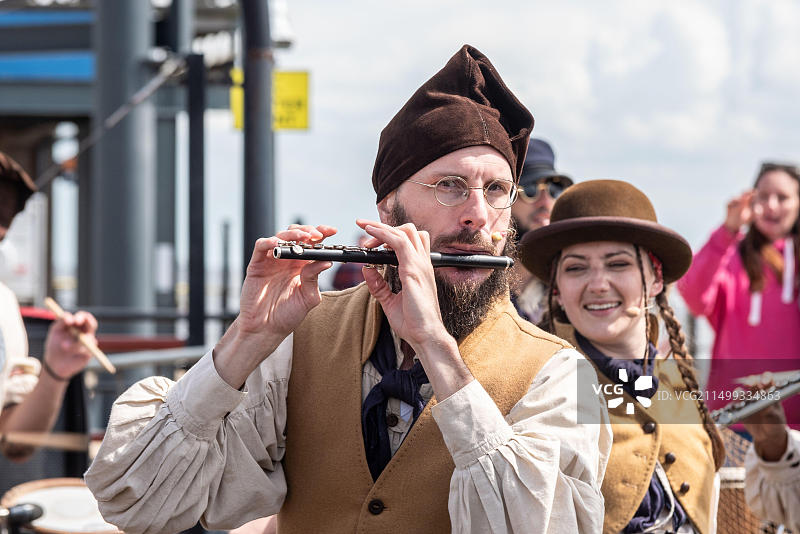 在绍森德海上演奏的老水手乐队图片素材
