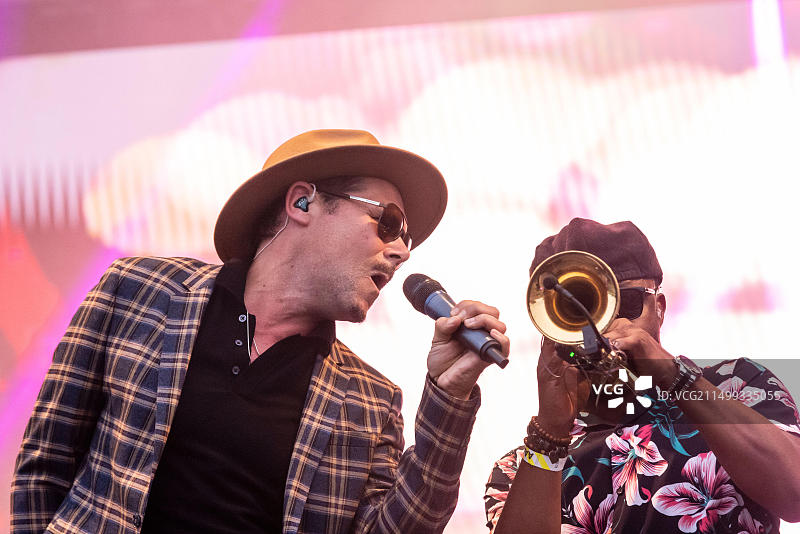 The Dualers乐队的泰伯·克兰斯顿在英国埃塞克斯郡滨海绍森德的加隆公园音乐会上表演，与小号手同台图片素材